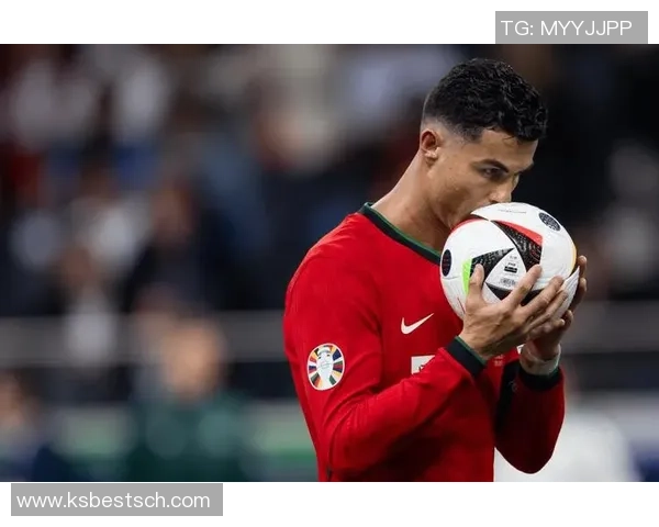 足球巨星C罗的奢华生活揭秘与训练背后的坚持与奋斗故事